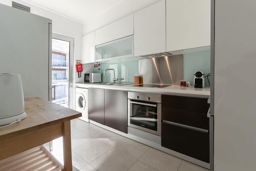 Metro Apartment *